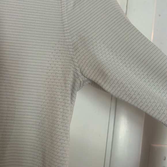 Lululemon white logn sleeve switly - Picture 3 of 4